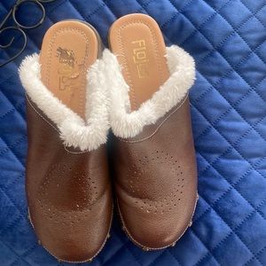 Flojos clog with fur